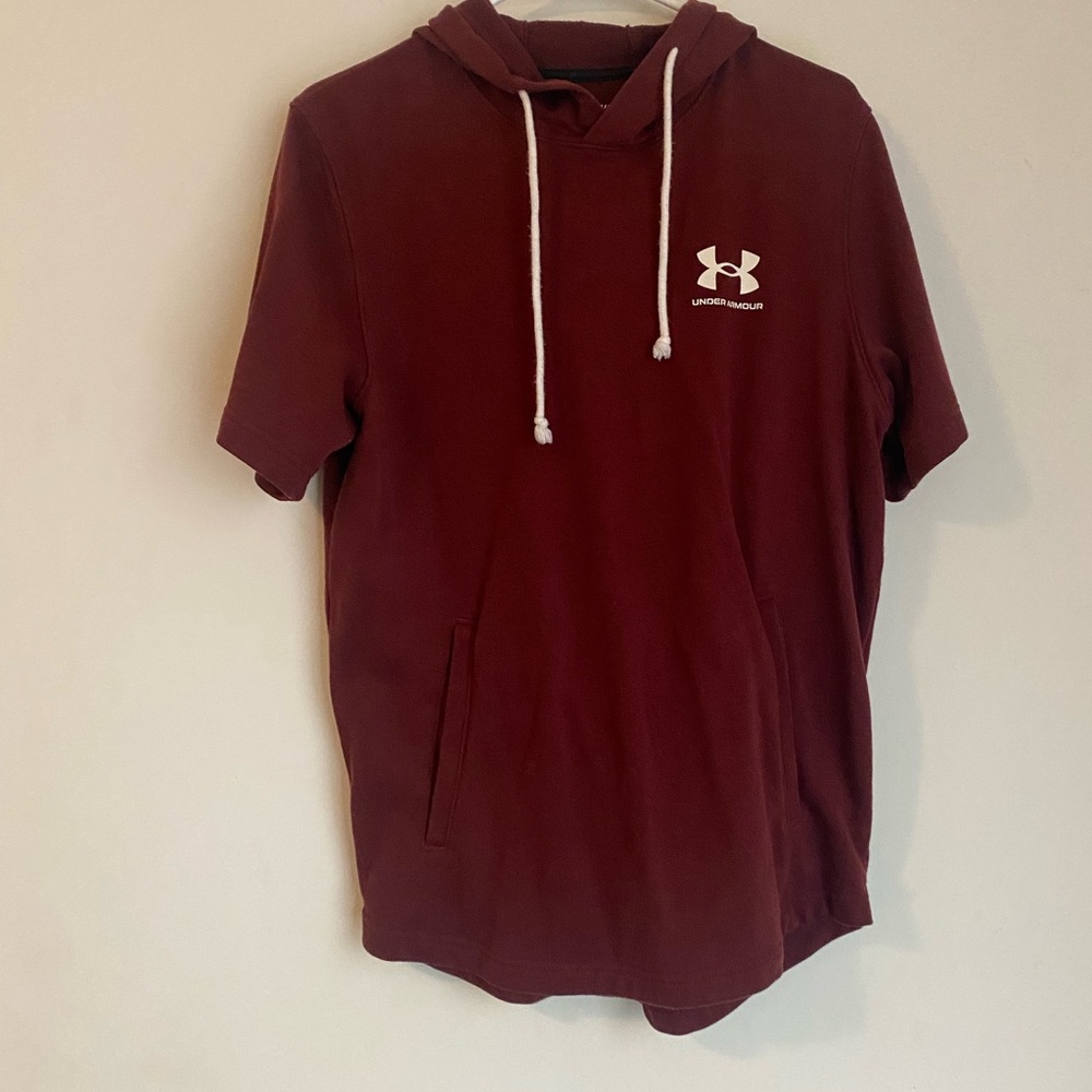 Under Armour / maroon / Sz medium / short sleeve / hoodie